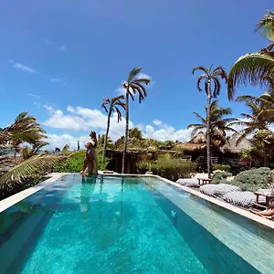 https://playa-esperanza.quintano-roohotels.com